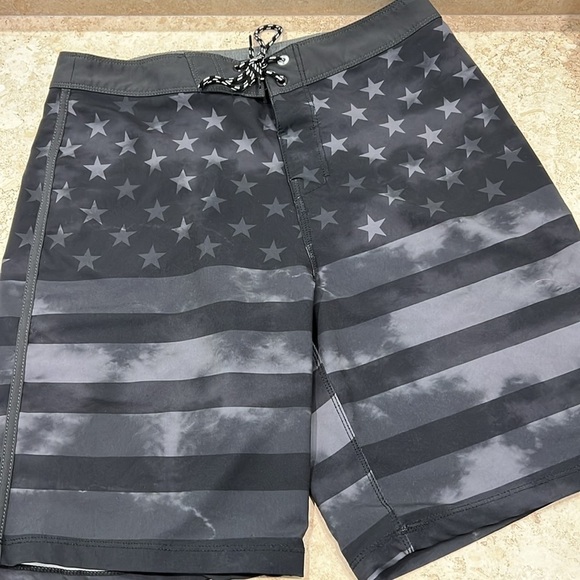Hurley Mens Patriot Cheers 20” board shorts - Picture 3 of 4